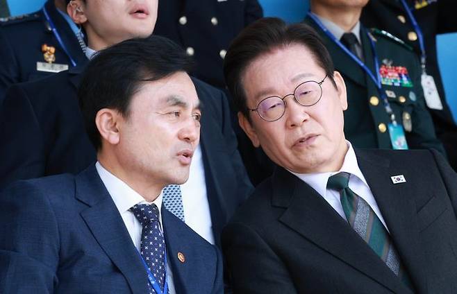 이재명 대통령과 안규백 국방부 장관이 지난 1일 충남 계룡대에서 열린 건군 77주년 국군의 날 기념식에서 대화하고 있다.ⓒ뉴시스