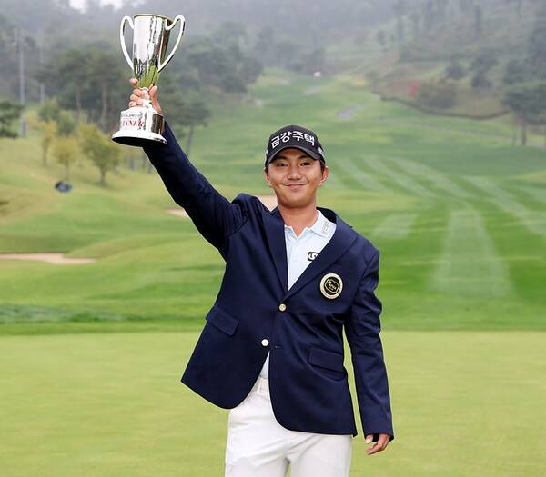 2025년 한국프로골프(KPGA) 투어 신설 대회인 KPGA 경북오픈 우승을 차지한 옥태훈 프로가 우승컵을 들고 기념 촬영하는 모습이다. 사진제공=KPGA (사진을 무단으로 사용하지 마십시오.)