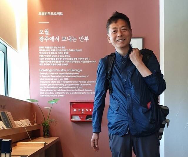 김향득 사진가가 2019년 광주에서 한겨레21과 인터뷰한 뒤 환하게 웃고 있다. 전정윤 기자