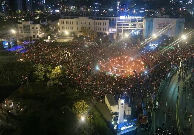 2016년 11월19일 광주 옛 전남도청 앞 5·18민주광장에서 열린 박근혜 탄핵 촛불대회. 김향득 사진가 제공