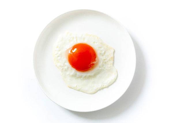 계란의 노른자 색 차이는 영양가와 상관없다./클립아트코리아