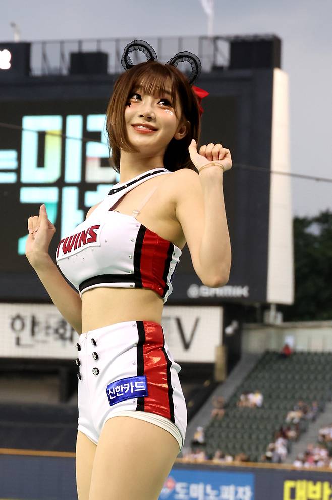치어리더 이주은이 8일 오후 서울 잠실야구장에서 열린 2025 KBO리그 프로야구 LG 트윈스와 키움 히어로즈의 경기에서 신나는 율동으로 응원을 이끌고 있다. 잠실=김민규 기자 mgkim1@edaily.co.kr /2025.07.08/