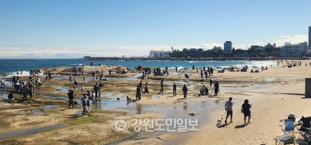 ▲ 핫플레이스 해변으로 꼽히는 고성 아야진 해수욕장을 찾은 관광객들이 즐거운 연휴를 만끽하고 있다.