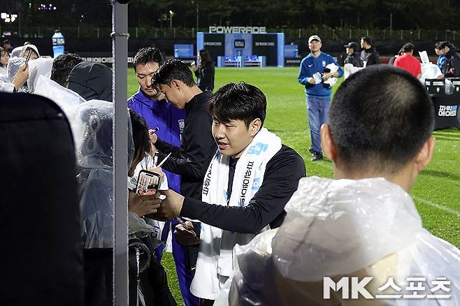 이강인이 자신의 팬에게 친절히 사인해 주고 있다. 사진=이근승 기자