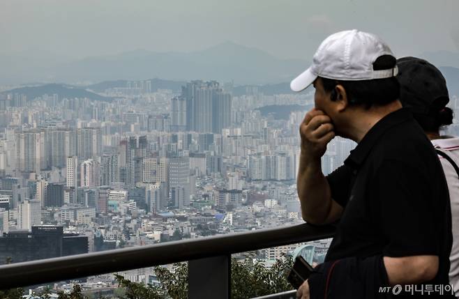 2일 서울 중구 남산에서 서울시내 아파트가 보이고 있다. /사진=뉴시스