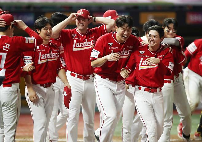 SSG 선수단이 1일 인천 한화전에서 승리한 뒤 기뻐하고 있다. SSG랜더스 제공