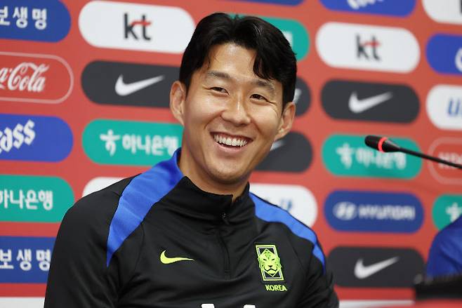 대한민국 축구 국가대표팀 손흥민이 9일 서울월드컵경기장에서 열린 공식 기자회견에서 미소짓고 있다. 사진=연합뉴스