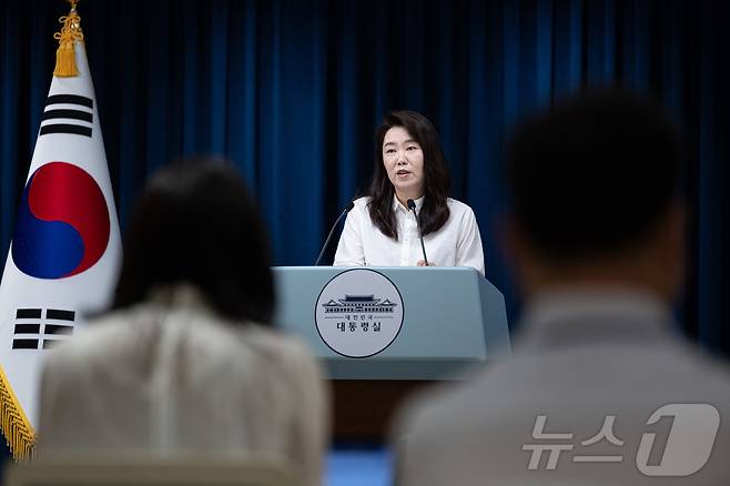 강유정 대통령실 대변인이 9일 서울 용산 대통령실 청사에서 이스라엘이 나포한 선박에 탑승 중이었던 우리 국민과 관련한 브리핑을 하고 있다. 2025.10.9/뉴스1 ⓒ News1 이재명 기자