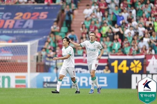대전 마사(왼쪽)가 포항전에서 득점 후 기뻐하고 있다. 사진 | 한국프로축구연맹