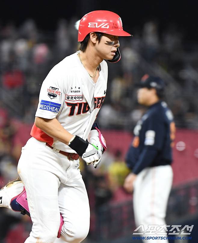 17일 광주 기아챔피언스필드에서 열린 한화-KIA전. 3회말 무사 박찬호가 솔로포를 친 후 달려나가고 있다. 광주=정재근 기자 cjg@sportschosun.com/2025.9.17/