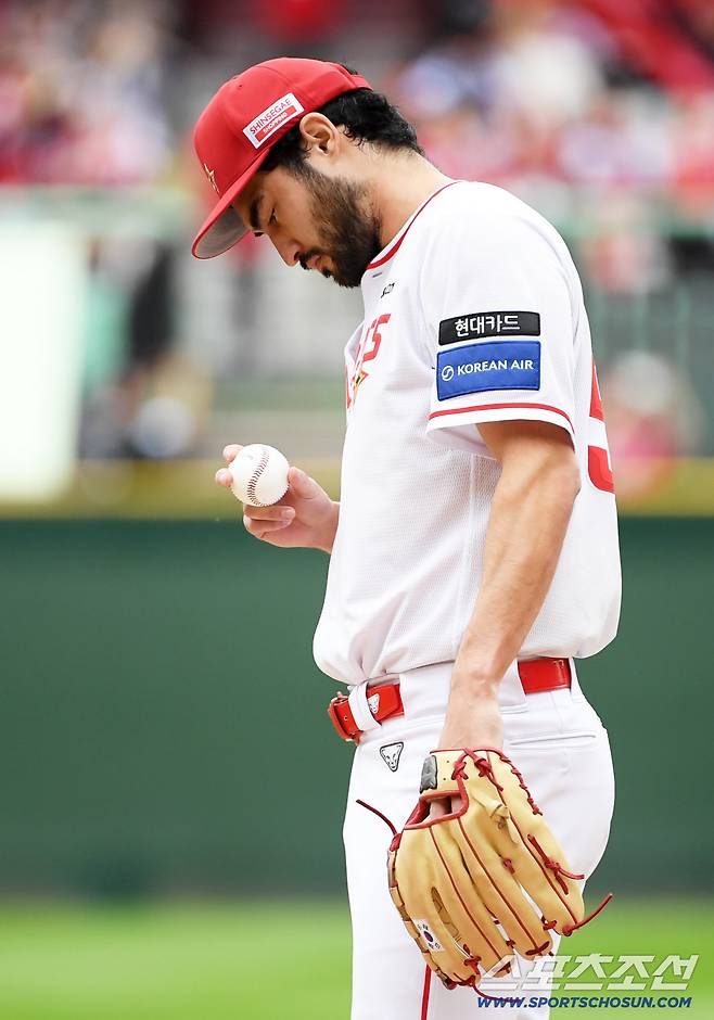 9일 인천SSG랜더스필드에서 열린 SSG와 삼성의 준PO 1차전. SSG 화이트가 숨을 고르고 있다. 인천=박재만 기자 pjm@sportschosun.com/2025.10.09/