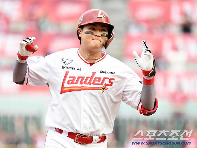 9일 인천SSG랜더스필드에서 열린 삼성과 SSG의 준PO 1차전. 7회말 1사 1루 고명준이 투런포를 친 후 환호하고 있다. 인천=정재근 기자 cjg@sportschosun.com/2025.10.9/