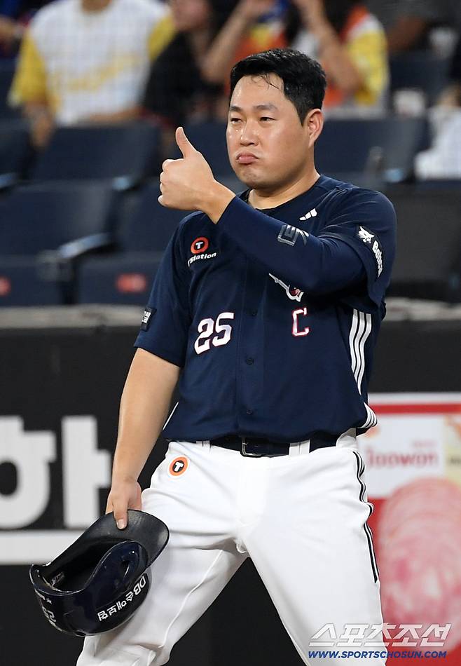 20일 대전 한화생명볼파크에서 열린 한화 이글스와 두산 베어스의 경기. 3회초 무사 1,2루 두산 안재석 직선타 때 1루로 급하게 귀루한 양의지가 유격수 하주석 수비를 칭찬하고 있다. 대전=박재만 기자 pjm@sportschosun.com/2025.08.20/
