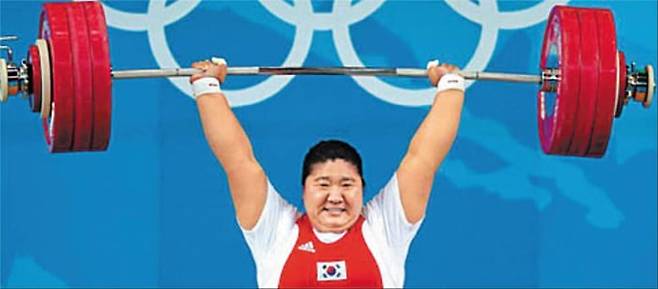 장미란(당시 25세)이 2008 베이징올림픽 여자 역도 최중량급에서 인상 140㎏을 번쩍 든 모습. 합계 326㎏(인상 140㎏, 용상 186㎏)을 들어 올려 세계신기록으로 금메달을 차지했다.