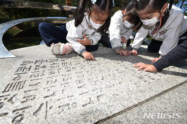 한글날은 어떻게 10월 9일로 기념하게 됐을까. 579돌을 맞은 올해, 훈민정음 반포의 역사와 공휴일 변천사, 오늘날 의미를 되짚어본다.