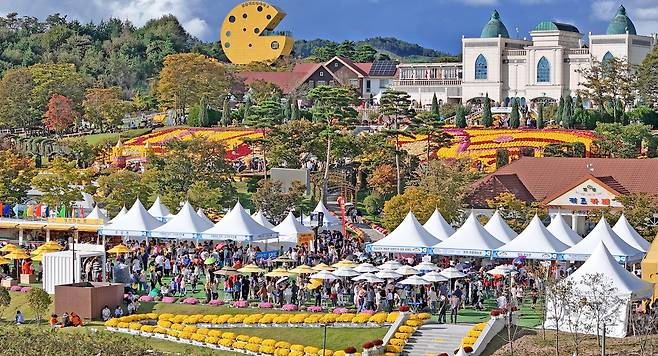 2025 임실N치즈축제 개막날인 8일 전북 임실군 치즈테마파크 일원에 마련된 행사장이 방문객들로 북적이고 있다. 임실군청 제공
