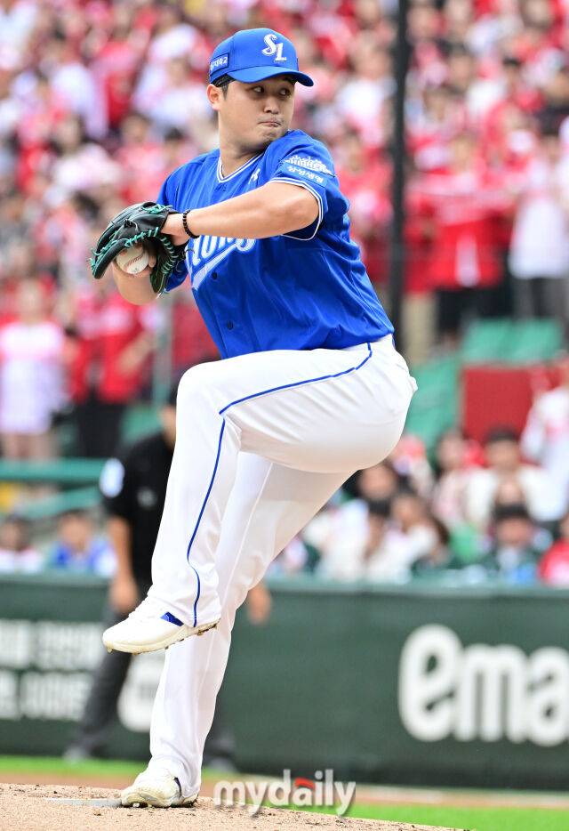 2025년 10월 9일 인천 SSG랜더스필드에서 진행된 '2025 신한 SOL뱅크 KBO리그 준플레이오프' 1차전 삼성-SSG의 경기.삼성 선발 최원태가 역투를 펼치고 있다./인천=곽경훈 기자