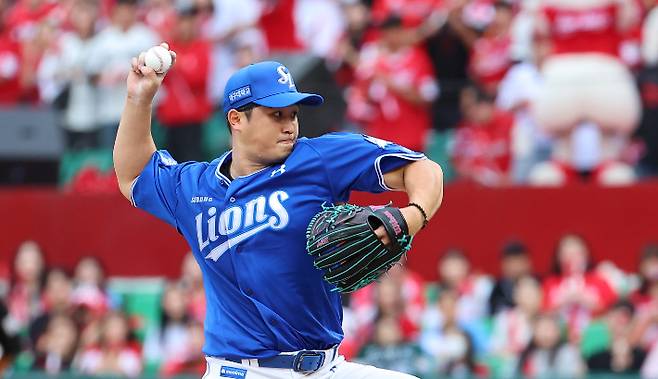 9일 인천 SSG 랜더스 필드에서 열린 2025 프로야구 KBO 리그 포스트 시즌 준플레이오프 1차전 삼성 라이온즈와 SSG 랜더스의 경기. 6회 말 삼성 선발 투수 최원태가 역투하고 있다. 연합뉴스