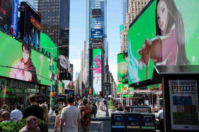 미국 타임스스퀘어 곳곳의 광고 전광판에 네이버 웹툰의 주요 작품을 테마로 한 광고가 걸려있다. 네이버웹툰