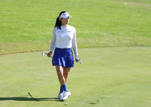 그린 공략을 고심하고 있는 윤이나. 사진 제공=대홍기획