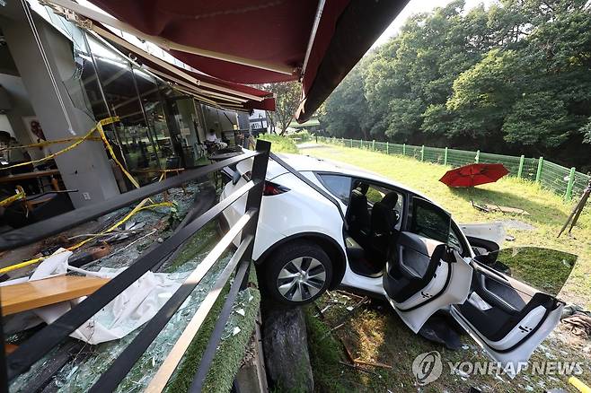 용인 수지구서 차가 카페로 돌진…10여명 부상 (용인=연합뉴스) 홍기원 기자 = 14일 오후 경기 용인시 수지구 고기동 한 카페 건물로 60대가 운전하던 차량이 돌진한 뒤 멈춰 서 있다.
이 사고로 10여명이 다쳐 병원 치료를 받고 있다. 2024.8.14 xanadu@yna.co.kr