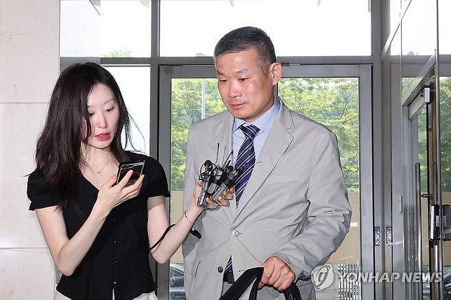 해병특검 출석하는 김동혁 전 국방부 검찰단장 (서울=연합뉴스) 임화영 기자 = 김동혁 전 국방부 검찰단장이 20일 서울 서초구 순직해병특검팀에서 피의자 신분으로 조사를 받기 위해 출석하고 있다. 2025.8.20 hwayoung7@yna.co.kr