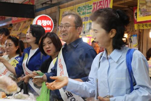 ◇더불어민주당 송기헌(원주을) 국회의원이 추석 연휴 원주 중앙시장 등을 찾아 장을 보고 추석 맞이 인사를 하는 모습.