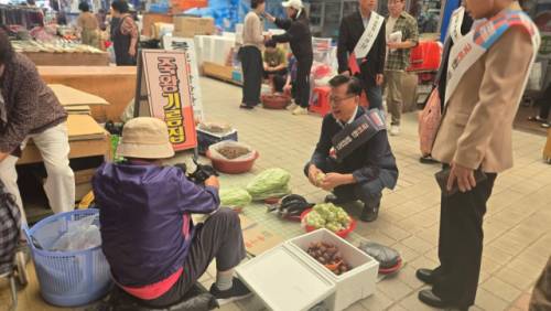 ◇국민의힘 이양수(속초-인제-고성-양양) 국회의원이 추석 연휴 고성 간성 전통시장 등을 찾아 장을 보고 추석 맞이 인사를 하는 모습.