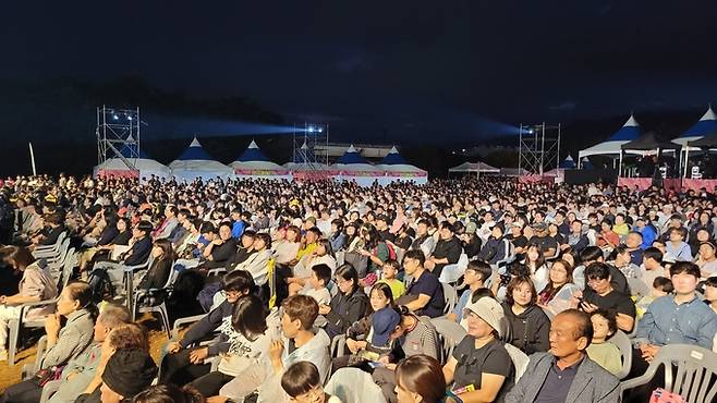 ▲ 구미시 산단 페스티벌에 모여든 시민들이 개막식 가수의 공연을 보고있다. 이봉한기자