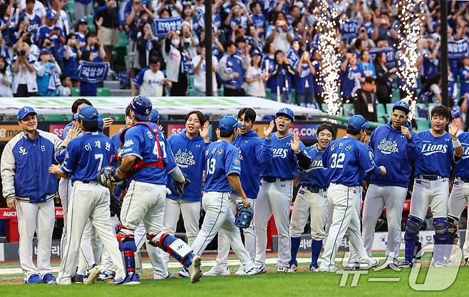 9일 오후 인천 SSG 랜더스필드에서 열린 프로야구 2025 신한 SOL뱅크 KBO 준플레이오프 1차전 삼성 라이온즈와 SSG 랜더스의 경기, 삼성 선수들이 5대2 승리 후 기쁨을 나누고 있다. 2025.10.9/뉴스1 ⓒ News1 김도우 기자