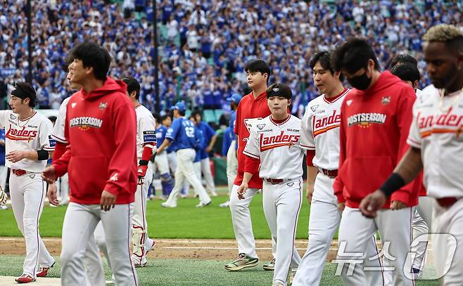 9일 오후 인천 SSG 랜더스필드에서 열린 프로야구 2025 신한 SOL뱅크 KBO 준플레이오프 1차전 삼성 라이온즈와 SSG 랜더스의 경기, 5대2로 패배한 SSG 선수들이 경기장을 빠져 나가고 있다. 2025.10.9/뉴스1 ⓒ News1 김도우 기자
