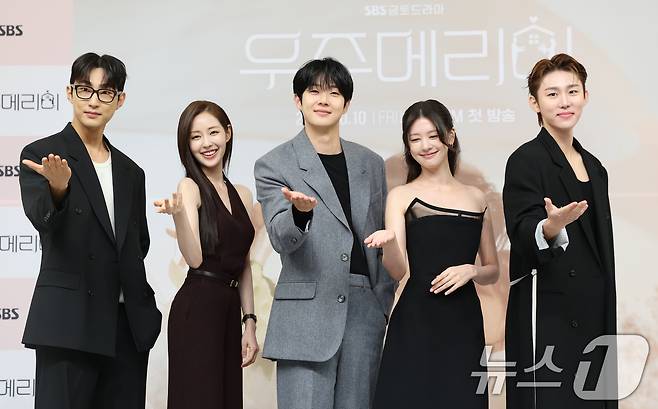 배우 배나라(왼쪽부터)와 신슬기, 최우식, 정소민, 서범준이 10일 서울 양천구 목동 SBS에서 열린 금토 드라마 ‘우주메리미’의 제작발표회에 참석해 포즈를 취하고 있다. ‘우주메리미’는 최고급 신혼집 경품을 차지하기 위해 90일간의 위장 결혼을 시작한 김우주(최우식 분)와 유메리(정소민 분)의 로맨스를 담은 드라마다. 2025.10.10/뉴스1 ⓒ News1 권현진 기자
