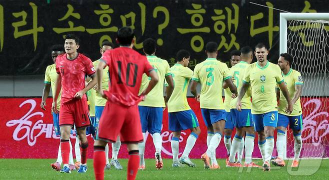 10일 서울월드컵경기장에서 열린 하나은행 초청 축구국가대표팀 친선경기 대한민국과 브라질의 경기, 후반전 브라질 에스테반이 팀의 세 번째 골을 넣은 뒤 동료들과 기쁨을 나누고 있다. 2025.10.10/뉴스1 ⓒ News1 장수영 기자
