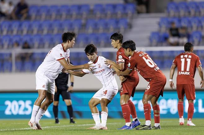 지난 7월에 열린 하나은행 K리그2 2025 22라운드에서 맞붙은 부산아이파크(빨강 유니폼)와 부천FC의 모습. /사진=한국프로축구연맹