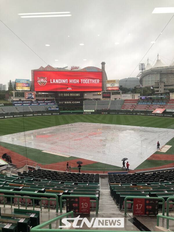 SSG랜더스필드에서 열리는 2025 신한 SOL뱅크 KBO 포스트시즈 준플레이오프(준PO·5전3선승제) 2차전을 앞두고 비가 내려 구장에 방수포가 덮여 있다. /사진(문학)=이형주 기자