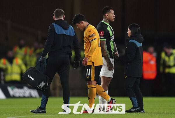 울버햄튼 원더러스 공격수 황희찬(노란색 유니폼). 사진=뉴시스(AP)