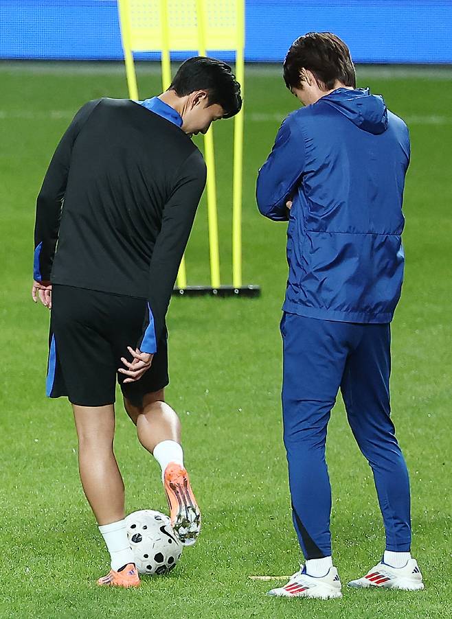 손흥민과 대화 나누는 홍명보 감독
(서울=연합뉴스) 김성민 기자 = 대한민국 축구 국가대표팀 손흥민(왼쪽)과 홍명보 감독이 9일 서울월드컵경기장에서 공식 훈련을 하며 대화하고 있다. 2025.10.9