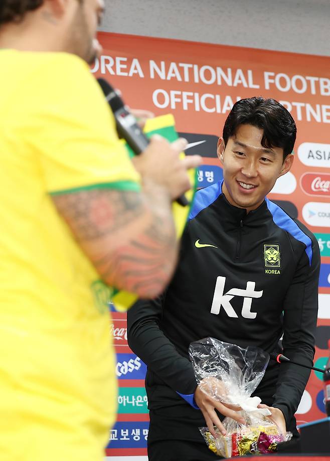 손흥민 '선물 감사합니다'
(서울=연합뉴스) 김성민 기자 = 대한민국 축구 국가대표팀 손흥민이 9일 서울월드컵경기장에서 열린 공식 기자회견에서 브라질 취재진에게 선물을 받은 뒤 기뻐하고 있다. 2025.10.9