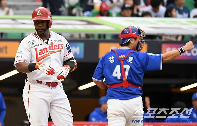 9일 인천SSG랜더스필드에서 열린 SSG와 삼성의 준PO 1차전. 6회말 2사 SSG 에레디아가 삼성 최원태 커브에 삼진을 당하고 있다. 인천=박재만 기자 pjm@sportschosun.com/2025.10.09/