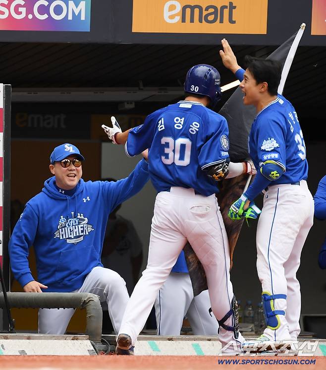 9일 인천SSG랜더스필드에서 열린 SSG와 삼성의 준PO 1차전. 3회초 무사 1루 삼성 김영웅의 투런포가 터지자 박진만 감독이 환호하고 있다. 인천=박재만 기자 pjm@sportschosun.com/2025.10.09/