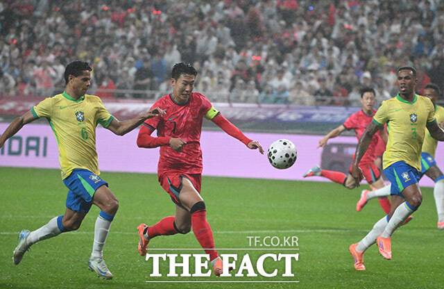 대한민국과 브라질의 평가전이 10일 오후 서울 마포구 서울월드컵경기장에서 열린 가운데 손흥민이 드리블을 시도하고 있다./서울월드컵경기장=남용희 기자