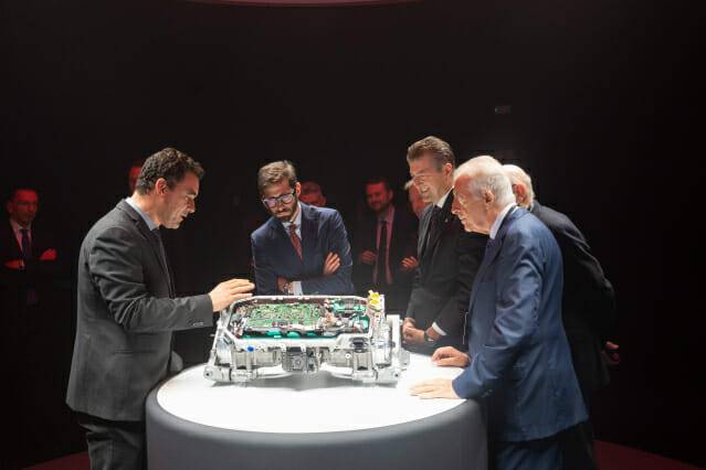 새로운 전동화 기술을 보는 페라리 경영진