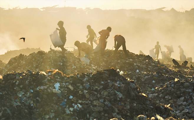 AP 연합뉴스쓰레기 더미 뒤지는 아이들 지난달 30일 가자지구 남부 도시 칸유니스로 강제 이주된 팔레스타인 어린이들이 텐트촌 인근 쓰레기 매립지 위에 올라서서 땔감으로 쓸 장작과 플라스틱을 찾고 있다. 플라스틱이 타면서 발생하는 유독가스와 발암물질은 신체에 유해하지만, 연료가 부족한 가자지구에선 플라스틱을 녹인 폐기물을 연료로 사용해 난방과 취사를 해결하고 있다.