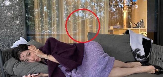 박지현이 9일 인스타그램에 올린 휴가 사진. 박지현 측은 사진 속 창문에 비친 남성은 PT선생님이라며 열애설을 일축했다./인스타그램