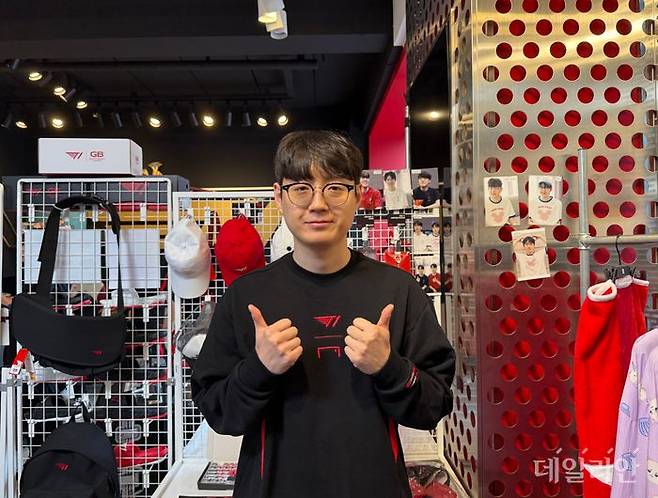 '마타' 조세형 코치가 9일 2025 월드 챔피언십 출국을 앞두고 서울 강남구 T1 사옥에서 데일리안과 인터뷰를 진행하고 기념 촬영을 하고 있다. ⓒ데일리안 황지현 기자