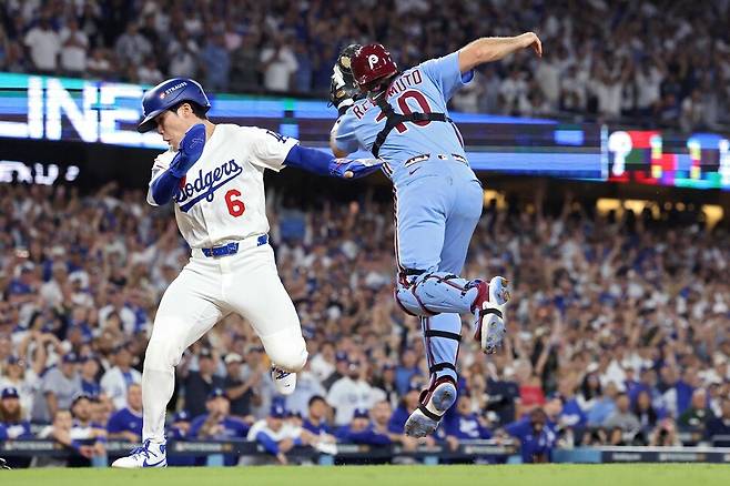 엘에이(LA) 다저스 김혜성이 10일(한국시각) 미국 로스앤젤레스 다저스타디움에서 열린 2025 메이저리그(MLB) 필라델피아 필리스와 내셔널리그 디비전시리즈 4차전에서 연장 11회말 대주자로 나선 뒤 끝내기 득점에 성공하고 있다. 로스앤젤레스/AFP 연합뉴스