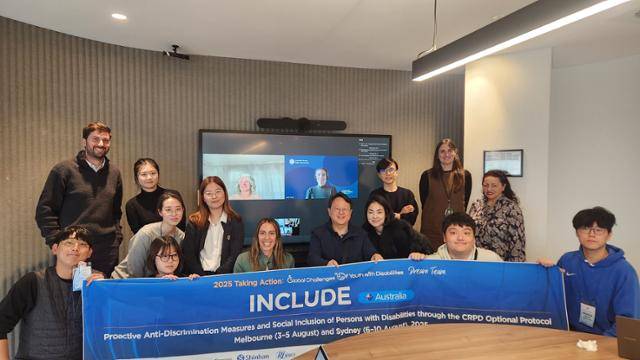 한국장애인재활협회와 신한금융그룹이 주관하는 해외연수 프로그램 ‘장애청년 드림팀’ 참가 청년들이 8월 7일 호주 시드니에 있는 호주인권위원회를 찾아가 장애인 권리 구제 정책에 대해 인터뷰를 한 뒤 기념사진을 찍고 있다. 김표향 기자