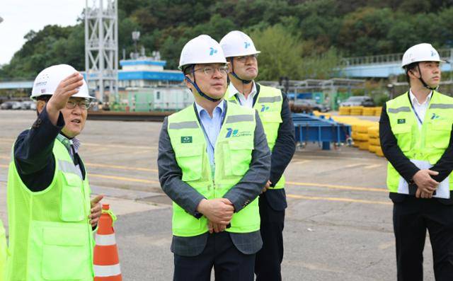 문신학(왼쪽 두 번째) 산업통상부 차관이 9일 인천 연수구 인천신항내 선광신컨테이너터미널에 방문해 컨테이너 하역현장을 점검하고 있다. 산업통상부 제공