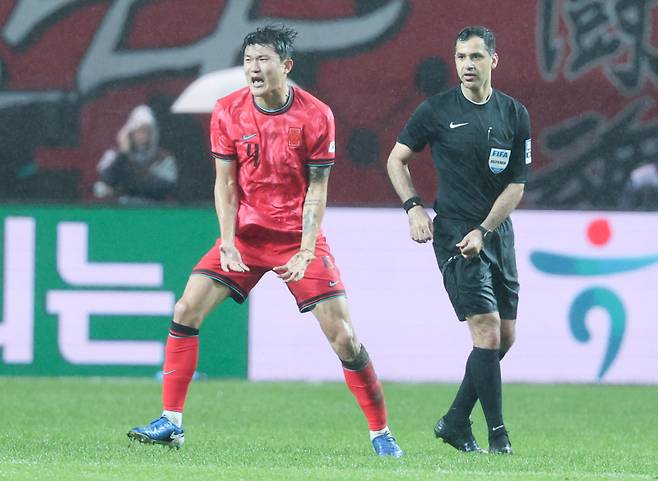 <yonhap photo-5472=""> 아쉬워하는 김민재 (서울=연합뉴스) 이동해 기자 = 10일 서울 마포구 서울월드컵경기장에서 열린 한국과 브라질 축구 대표팀의 친선경기. 한국 김민재가 아쉬워하고 있다. 2025.10.10 eastsea@yna.co.kr/2025-10-10 20:41:21/ <저작권자 ⓒ 1980-2025 ㈜연합뉴스. 무단 전재 재배포 금지, AI 학습 및 활용 금지></yonhap>