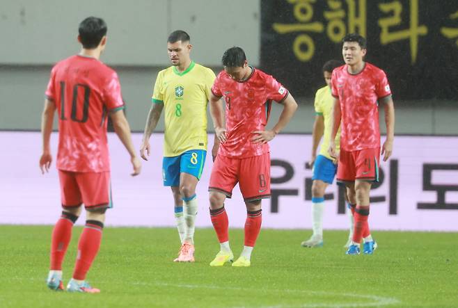 <yonhap photo-5701=""> 추가 실점에 고개 숙인 백승호 (서울=연합뉴스) 신현우 기자 = 10일 서울 마포구 서울월드컵경기장에서 열린 한국과 브라질 축구 대표팀의 친선경기. 한국 백승호가 추가 실점한 후 아쉬워하고 있다. 2025.10.10 nowwego@yna.co.kr/2025-10-10 21:19:43/ <저작권자 ⓒ 1980-2025 ㈜연합뉴스. 무단 전재 재배포 금지, AI 학습 및 활용 금지></yonhap>